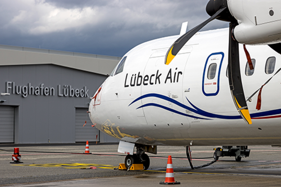 2 LuebeckAir ATR 72 angedockt